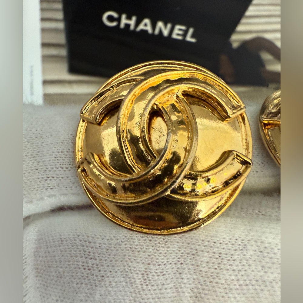 LOT 2253 24K gold plated CHANEL vintage 3D clip on earrings - Picture 5 of 16